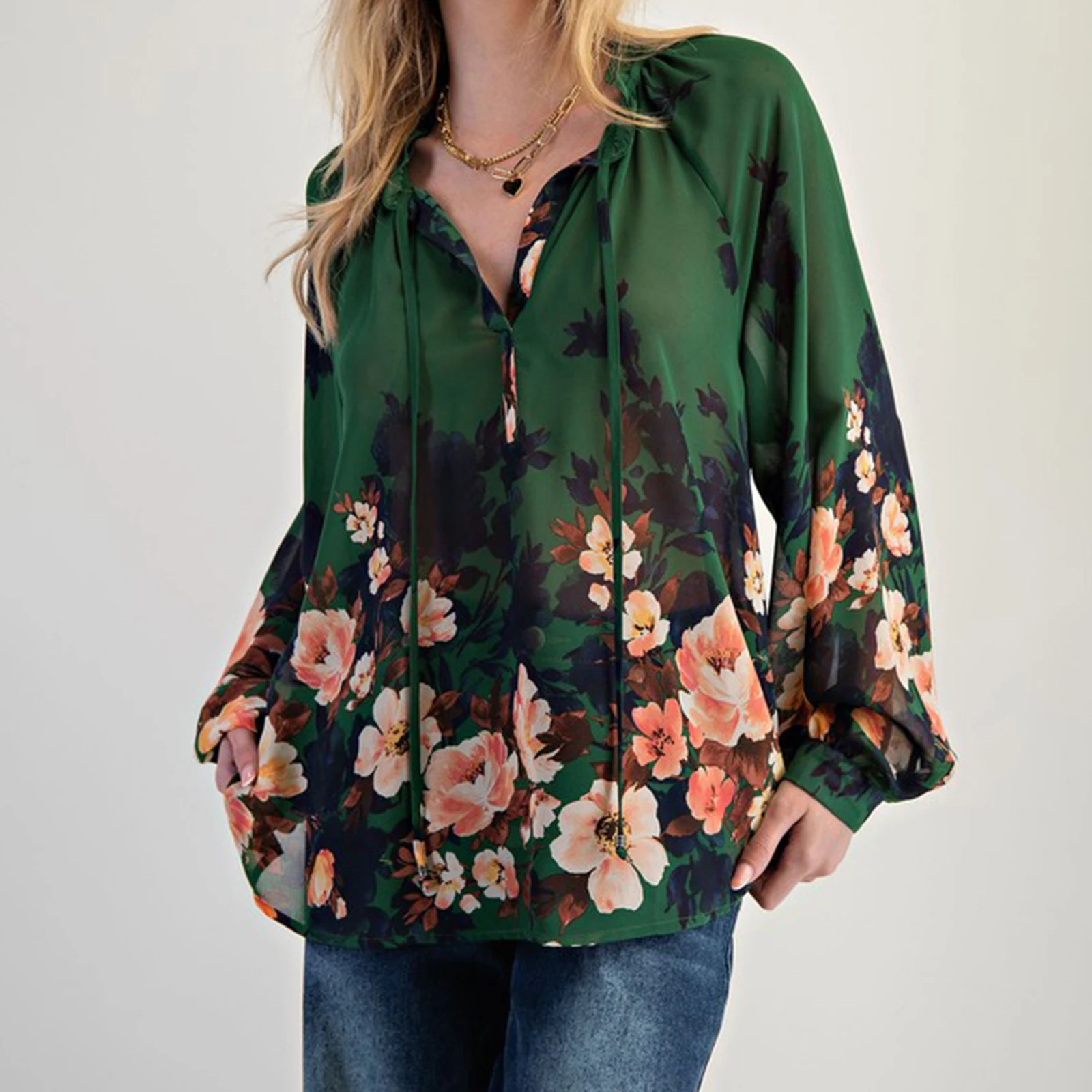 قمصان شيفون مطبوعة بالورود للسيدات بلوزات فضفاضة مكشكشة بياقة على شكل V وأكمام طويلة قطع علوية للسيدات لخريف 2025 ملابس خروج جديدة للسيدات