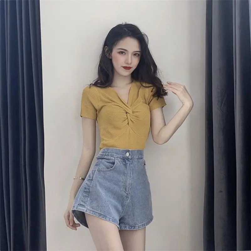 2023 Summer New Short Sleeved Knitted T-shirt Women's V-neck Sexy Slim Fit Net Red Top Instagram Super Hot