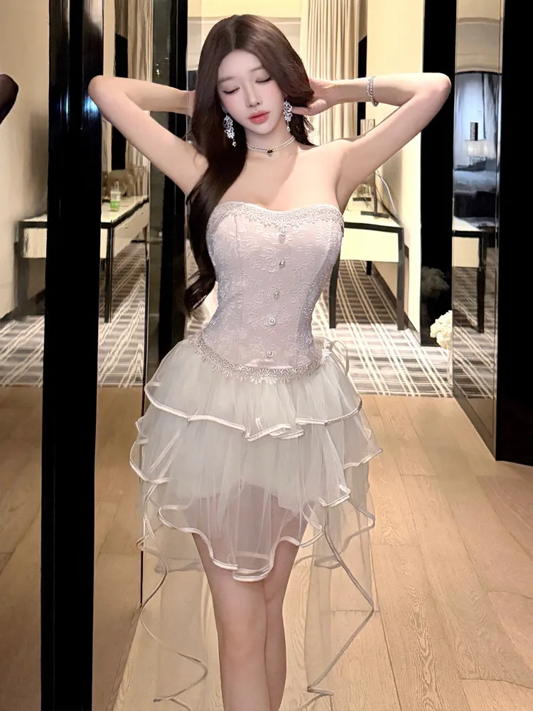 

Стильный и сексуальный комплект из двух предметов в стиле принцессы: женский топ без бретелек с эффектом утягивания и асимметричным дизайном, короткая юбка из сетки.