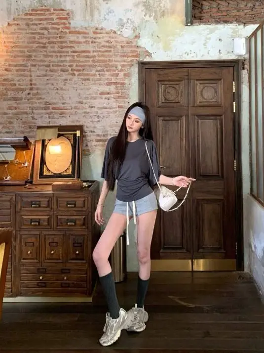 

Fashionable Casual Slim Fit round Neck mid Sleeve T-Shirt And Short Pants Two Piece Set for Women Spring Season Pure Color