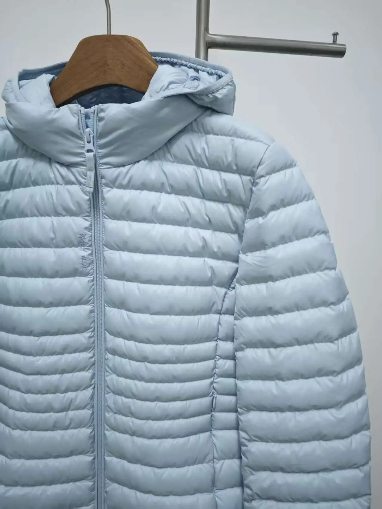 Chaqueta desmontable con cuello levantado y hombros descubiertos para el calor del invierno, chaqueta rellena de plumón de pato blanco para mujer, novedad de 2025