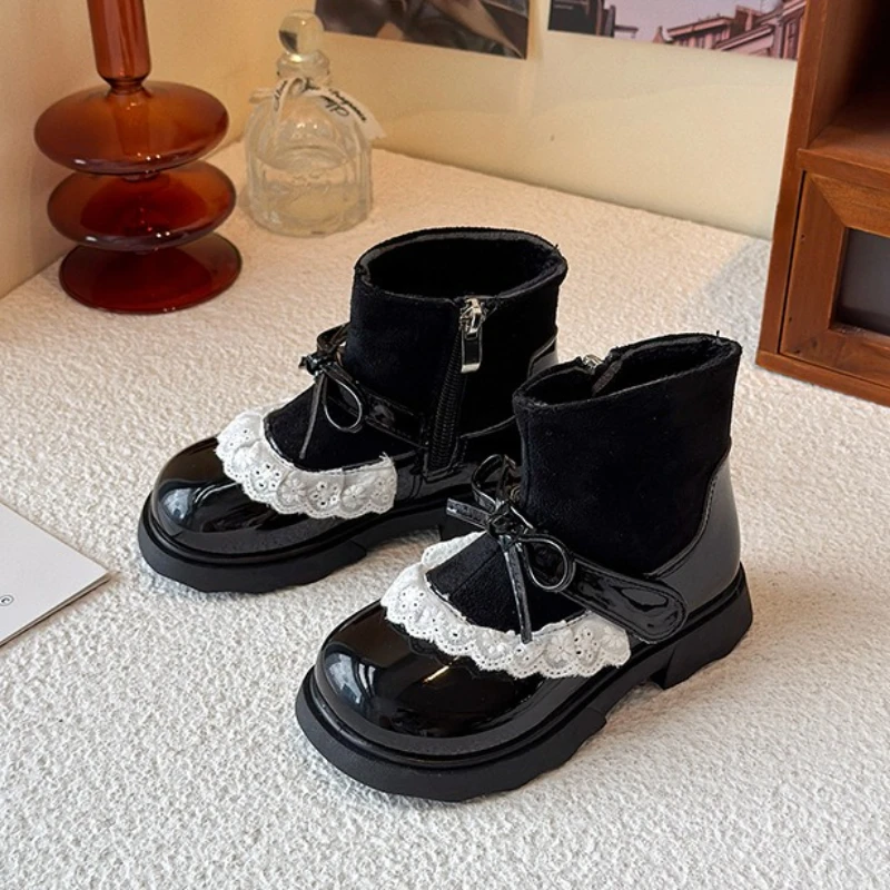 2025 موضة بنات جديد حذاء من الجلد الخريف الاطفال السببية أحذية بوت قصيرة ريترو ستايل الدانتيل تقليم الطفل الأحذية الجلدية Zapatos De Mujer