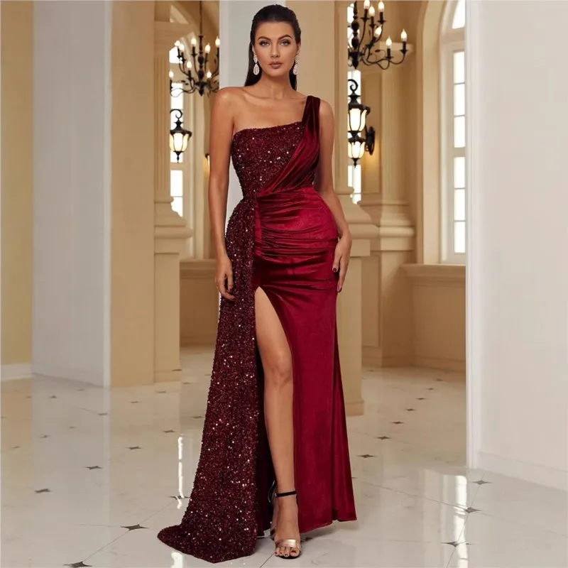 

A light luxury banquet style one-shoulder slit dress