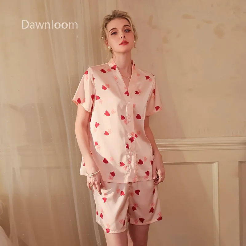 ثوب نوم من الساتان بنمط قلب جميل بأكمام قصيرة وجبهة مفتوحة + شورت يمكن ارتداؤه في الخارج كطقم ملابس منزلية