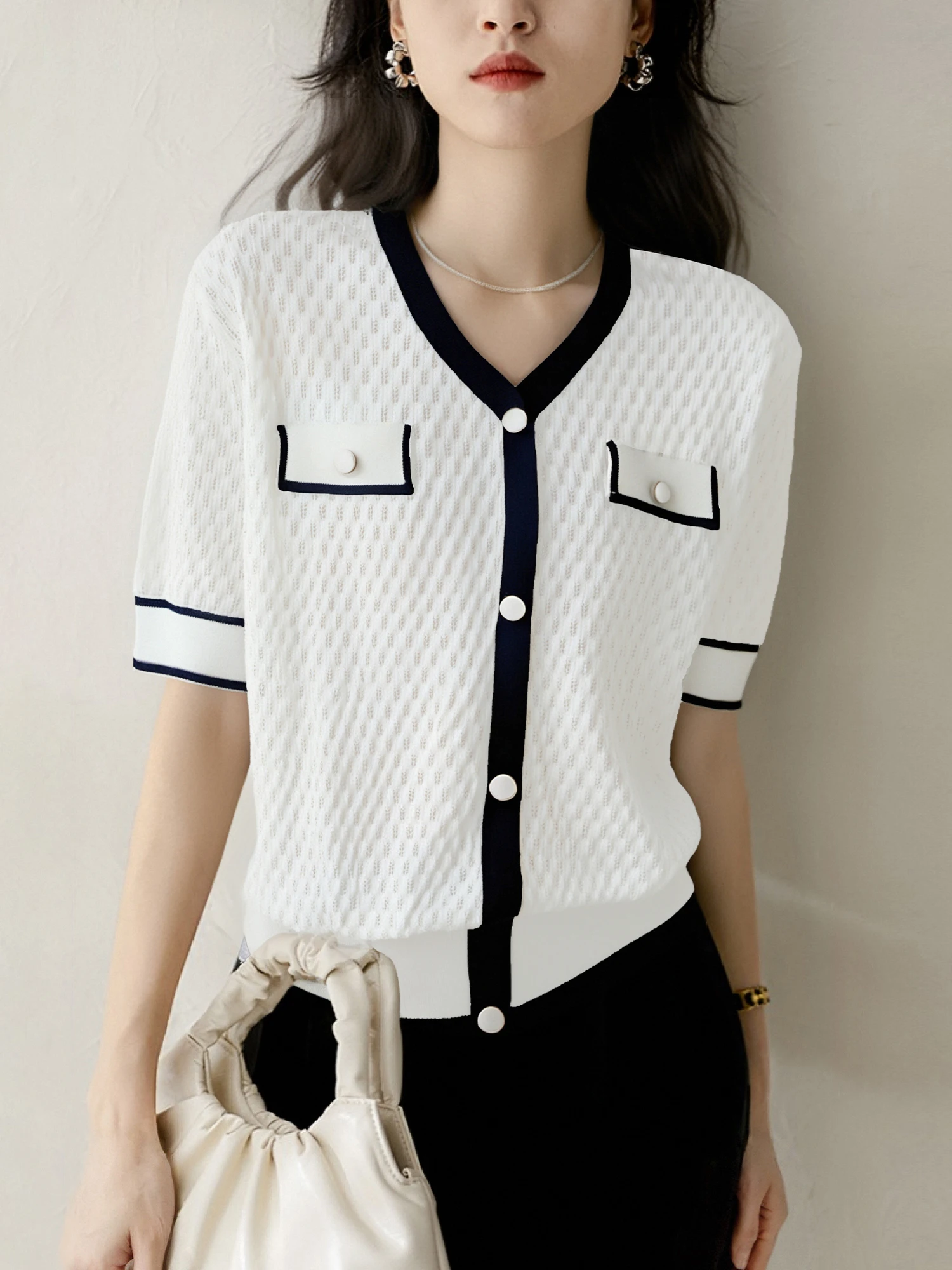 

Женская трикотажная футболка Chivirin с V-образным вырезом, свободного кроя, с эффектом похудения, универсальная, в стиле колор-блок, корейский стиль, для повседневной носки, коллекция Лето 2026