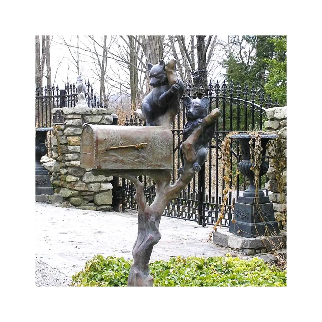 Outdoor Garden Street Decoration Hand Casting Life Size Bronze Bear Mailbox Sculpture For Sale