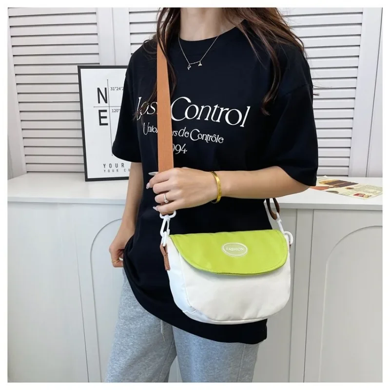 Borsa in tela a contrasto di colore versione coreana 2024 estate nuova borsa sportiva borsa a tracolla Versatile Casual da donna