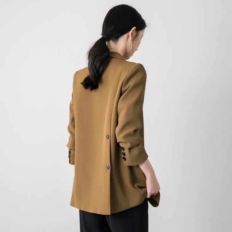 Damska czarna marynarka z rozcięciem z tyłu, zapinana na guziki, z mankietami, dopasowany krój, elegancka, formalna, stylowa kurtka do biura.