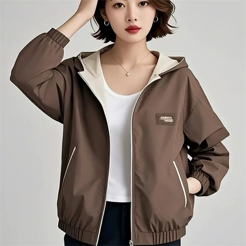 

Модная весенне-осенняя куртка женская, новинка 2025 года, корейское пальто с капюшоном, повседневная ветровка для мамы, Джокер, верхняя одежда среднего возраста, женский топ