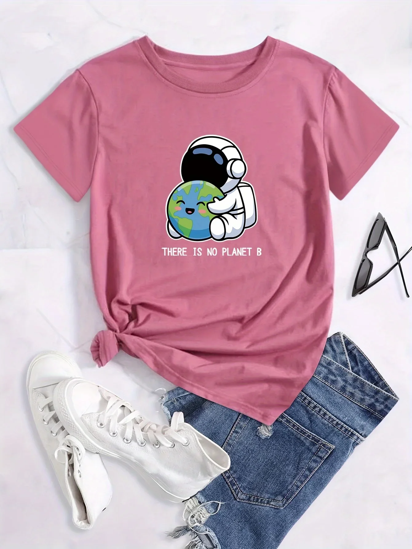 Casual Women's T Shirt Cartoon Astronaut & Earth Print T-shirt, Casual Crew Neck Short Sleeve Top for Summer, Women's Clothing