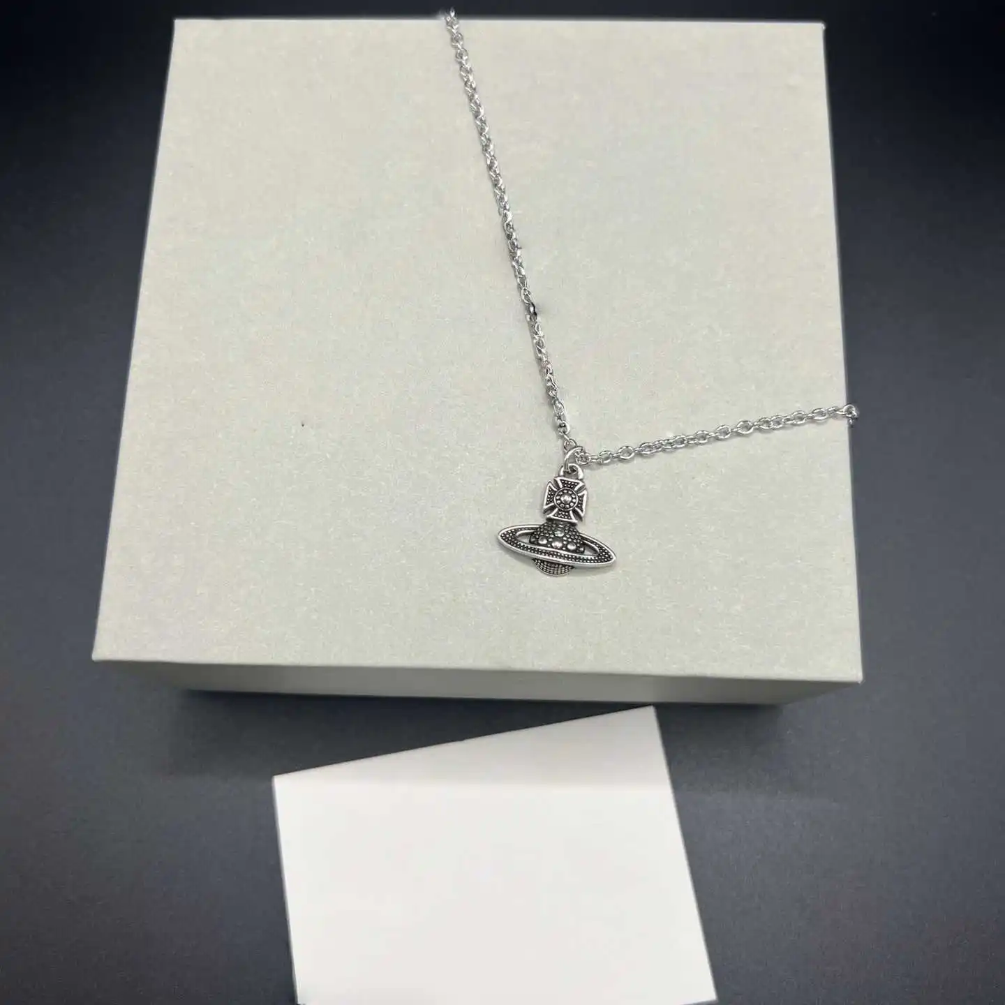 S925 فضة بريق زحل الشرير خمر قلادة قلادة ضوء مجوهرات السيدات الفاخرة الأنيقة