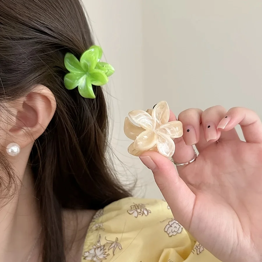 

8-Piece Set of Random Color Flower-Shaped Hair Clips, Summer High-End Shark Clip Hair Accessories for Women, Elegant and Simple Large Flower Hair Clips for Beach Vacation