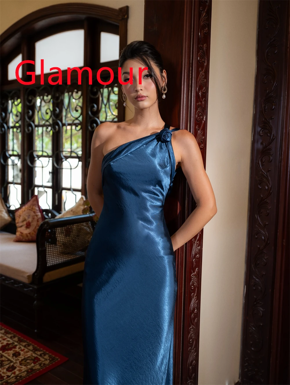 Abito da sera in raso blu scuro delicato personalizzato Abito da cocktail aperto sul retro senza maniche con fiori monospalla di alta qualità