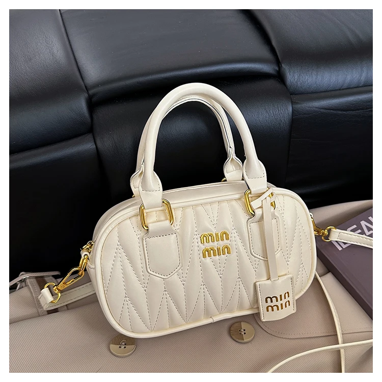 

Модная изысканная сумка для подгузников, выполненная с тщательной проработкой деталей, подчеркивает изысканный вкус современных мам.