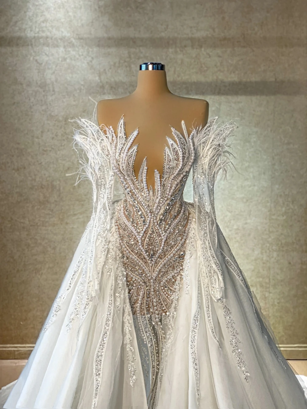 Abnehmbare Schleppe, luxuriöses, perlenbesetztes, langes Hochzeitskleid, glitzernde Perlen, Kristall-Brautkleid, individuelle Illusionskleider für die Braut