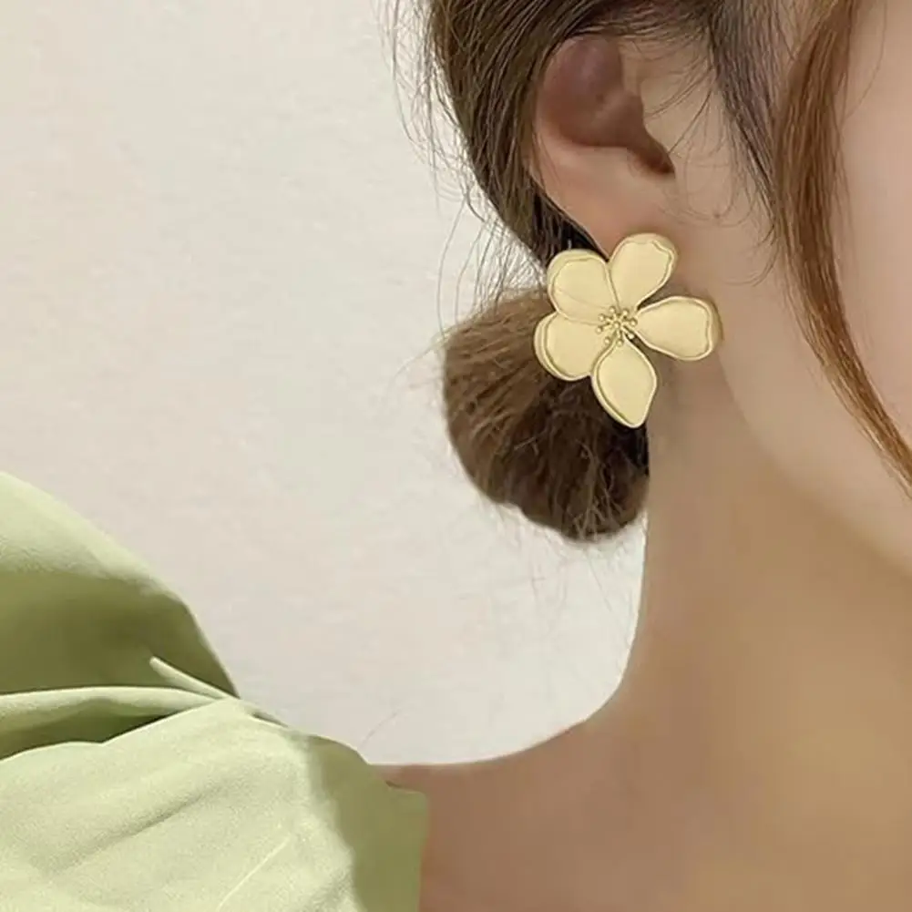 Exaggerated Flower Hoop Earrings Elegant 3d Flower Stud Earrings for Women Retro Matt Golden Plate Solid Color Floral for Prom