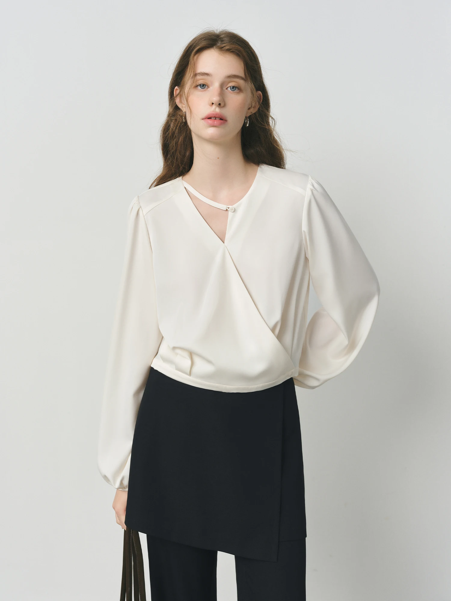 FSLE خريف 2025 بلوزة غير متناظرة برقبة على شكل حرف v-فتحة قطرية وأكمام طويلة فضفاضة تناسب قميص نسائي غير رسمي #2