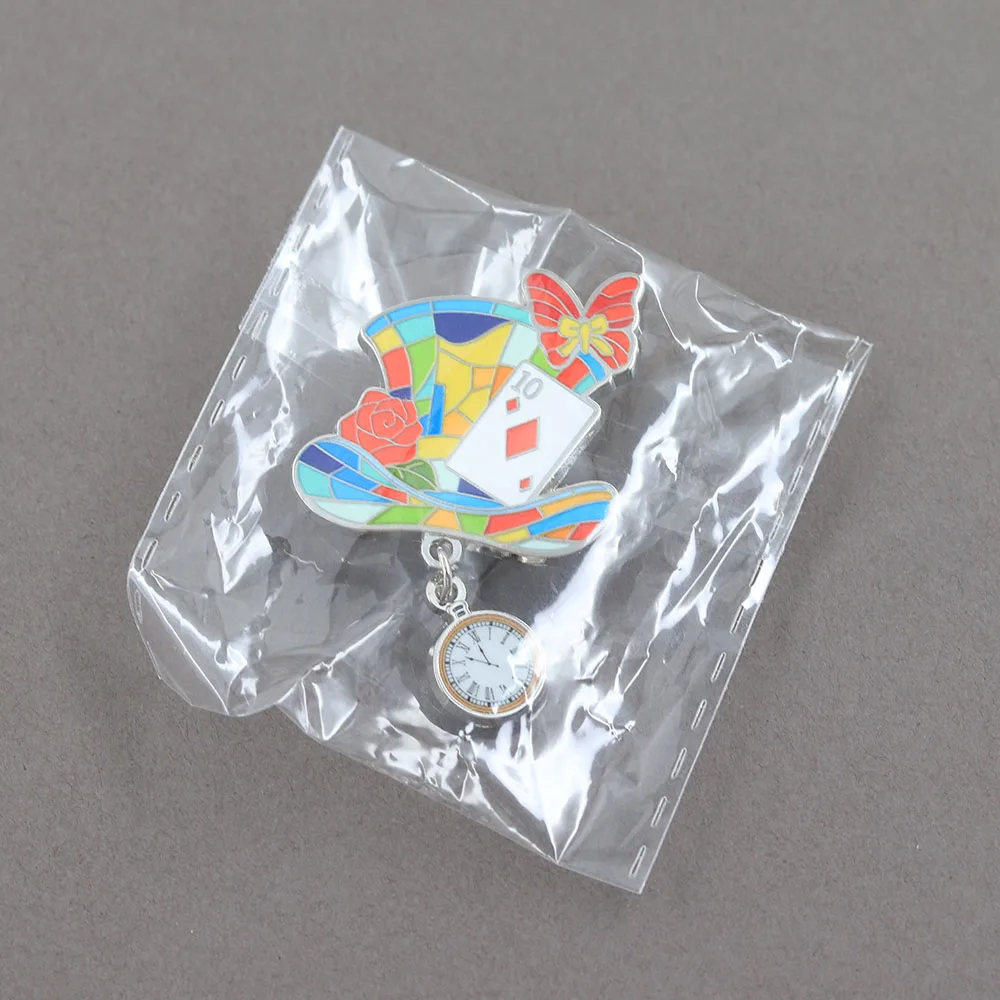 Bunte Pokerhut-Emaille-Pins, kreativer Zylinderhut mit hängender Taschenuhr, Broschen, Märchen-Abzeichen, Anstecknadel, Geschenk – Detail 9