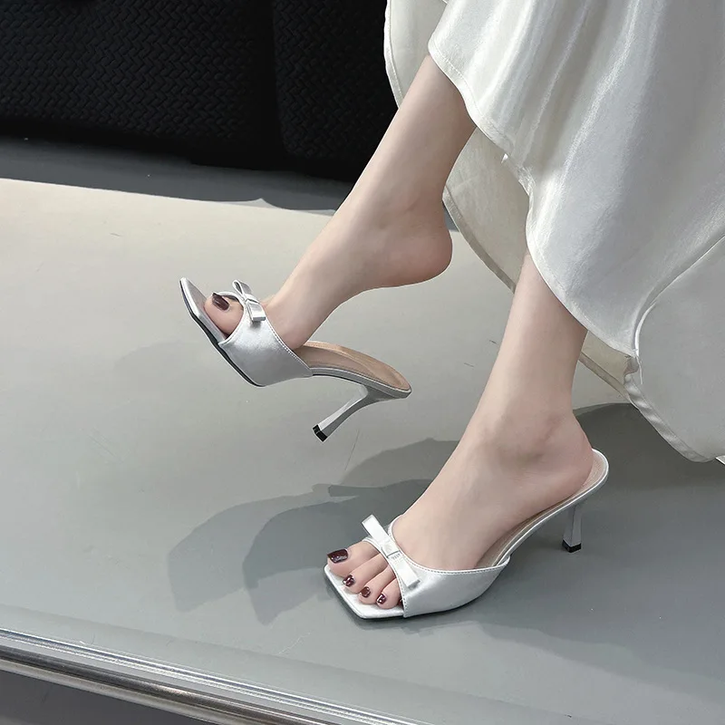 

Женские крутые тапочки с квадратной головкой и открытым носком, летняя одежда, универсальные женские сандалии с поясом и одним словом