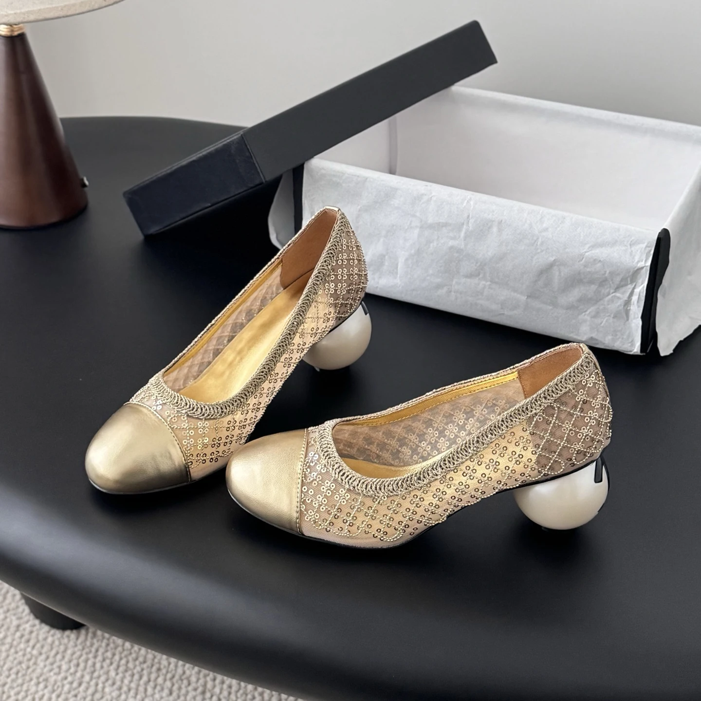 

Лидер продаж, новые женские сетчатые туфли на высоком каблуке с блестками, туфли-лодочки на блочном каблуке с жемчугом, подошва из натуральной кожи, роскошный дизайн, размер 35-39