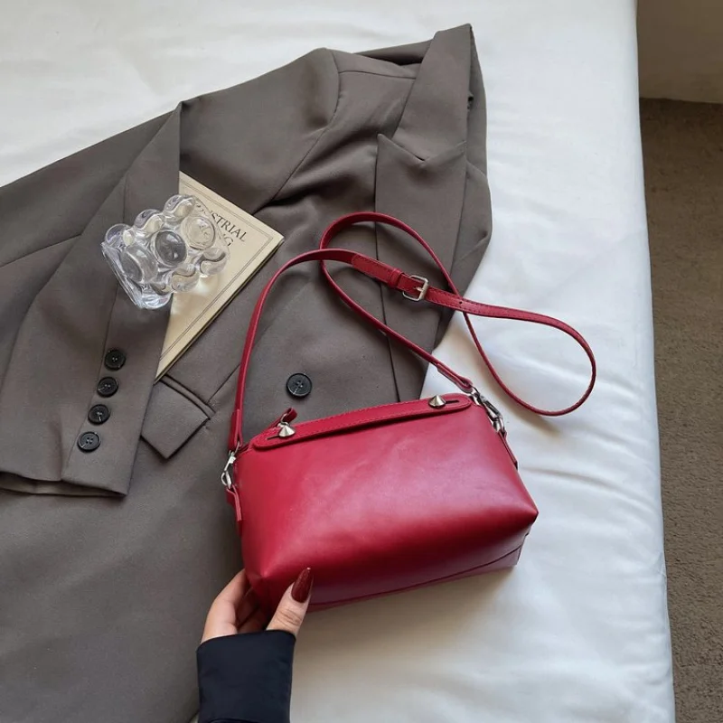 

Trendy Fashion Large Capacity Messenger Bag For Women With Solid Color And Minimalist Chic Crossbody Feature