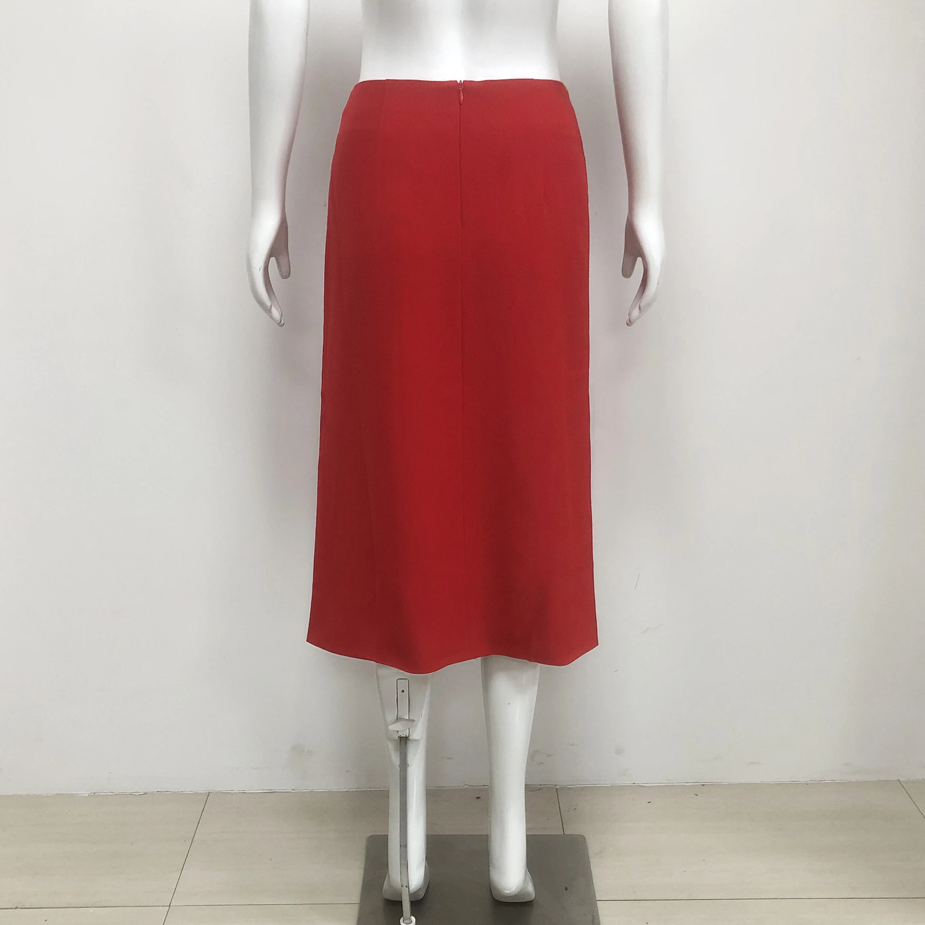 Gonna longuette in maglia rossa con spacco alto e applicazioni floreali 3D – Elegante gonna aderente con fasciatura