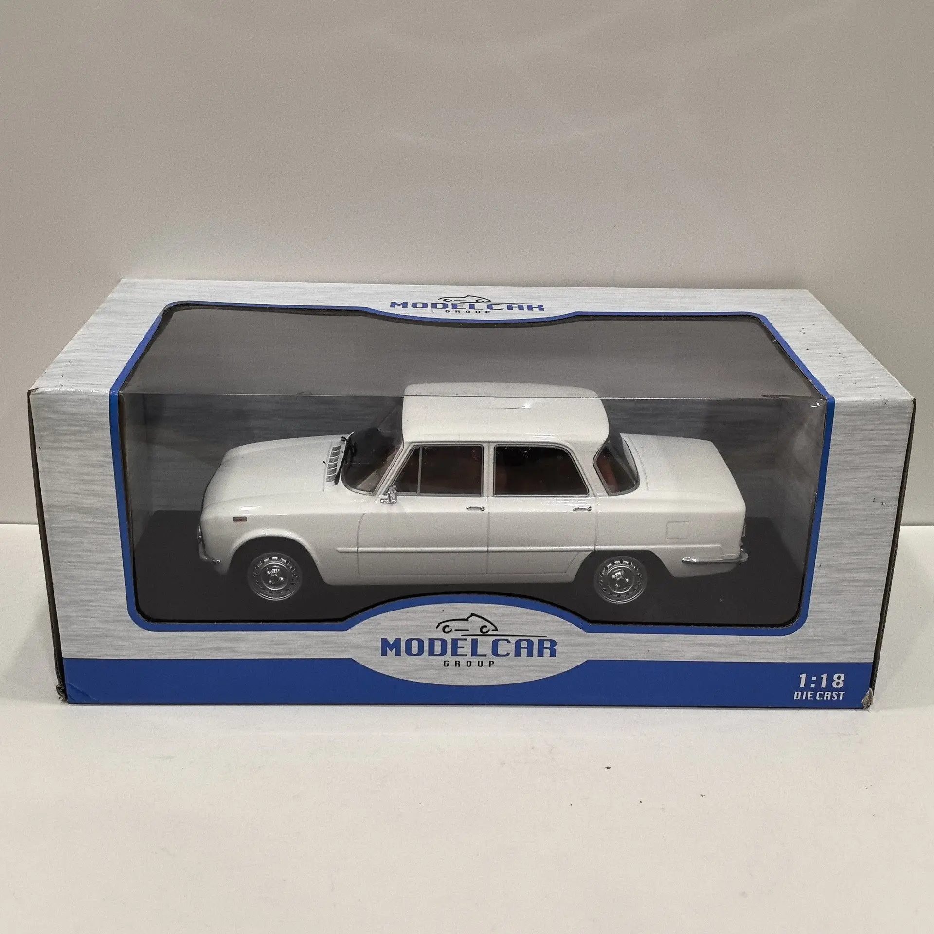 

Модель автомобиля из литого металла MCG, масштаб 1/18, 1974 J8