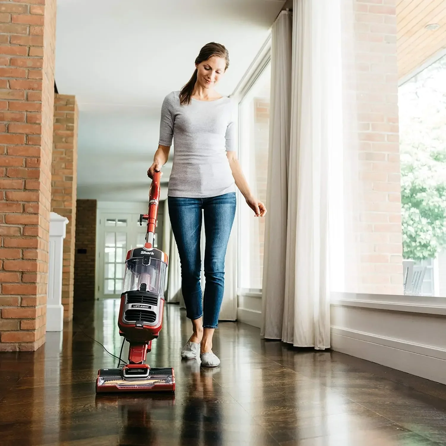 

Shark ZU561 Navigator Lift-Away Speed Self Cleaning Brushroll Lightweight Upright Vacuum with HEPA Filter, Red Peony