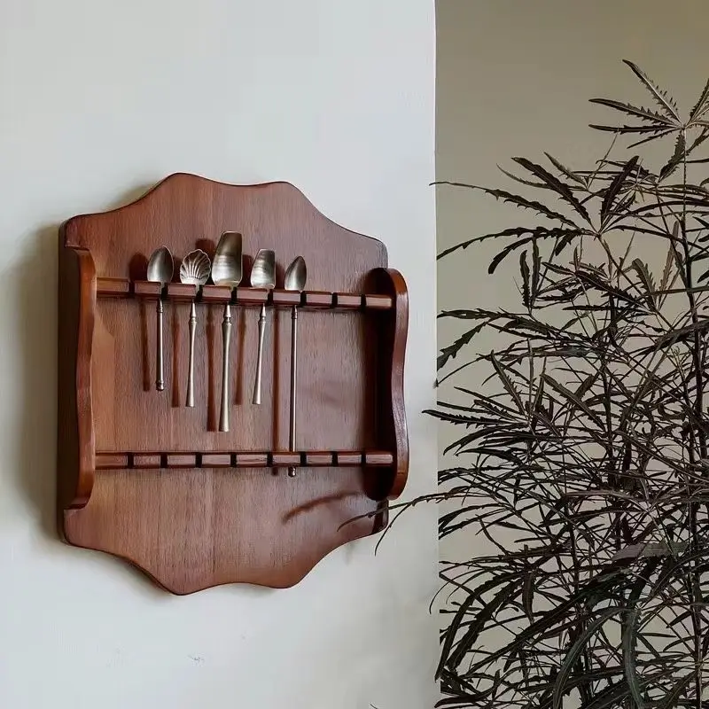 planche-murale-decorative-retro-en-bois-pour-rangement-et-presentation-de-couteaux-fourchettes-et-cuilleres-pour-restaurant-et-cuisine-style-artistique
