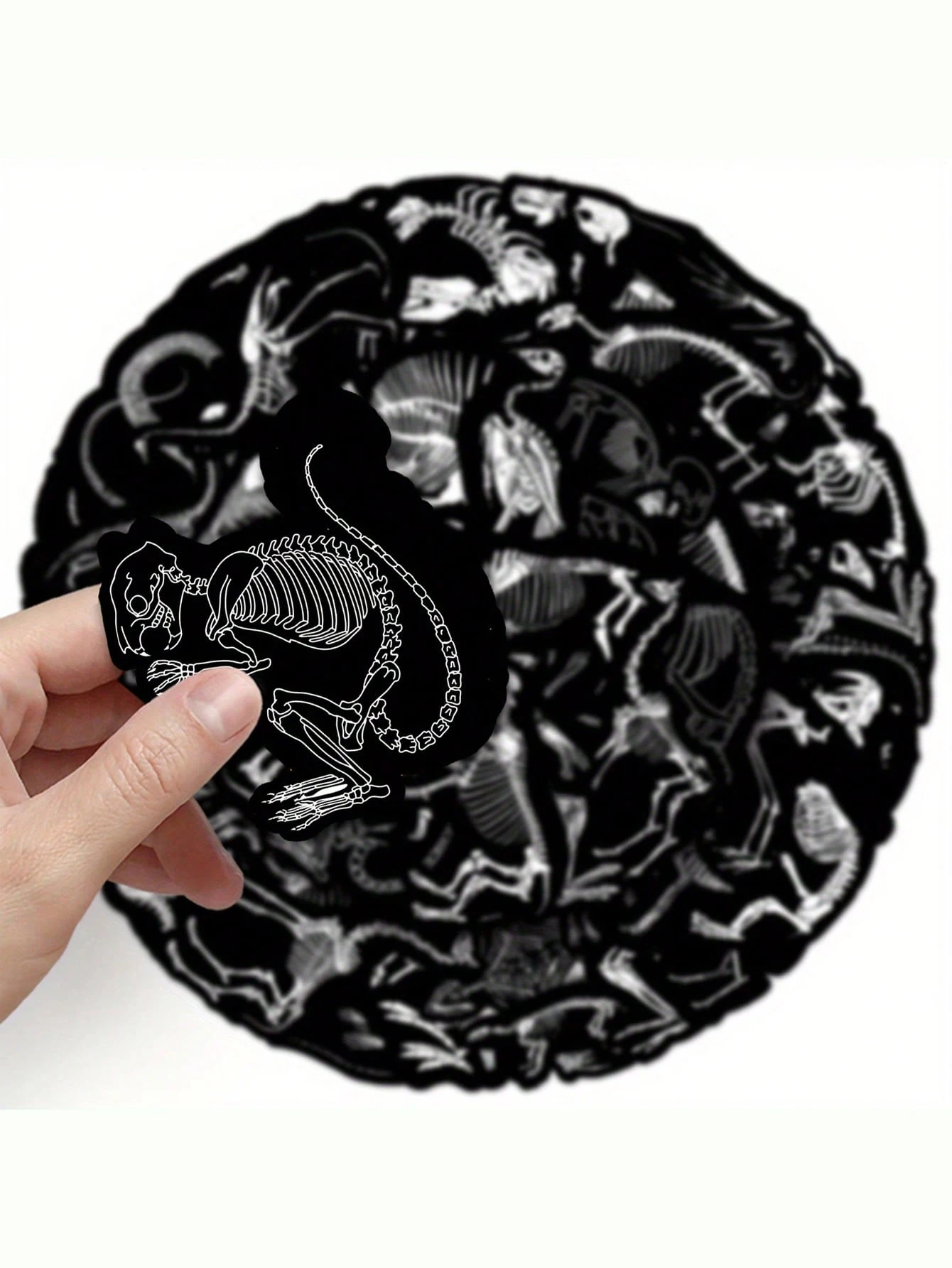 1 Set (50 Stück) – Schwarze und weiße Totenkopf-Tier-Aufkleber, kreatives, düsteres Design, geeignet für Gepäck, Gitarren und Wasserflaschen.