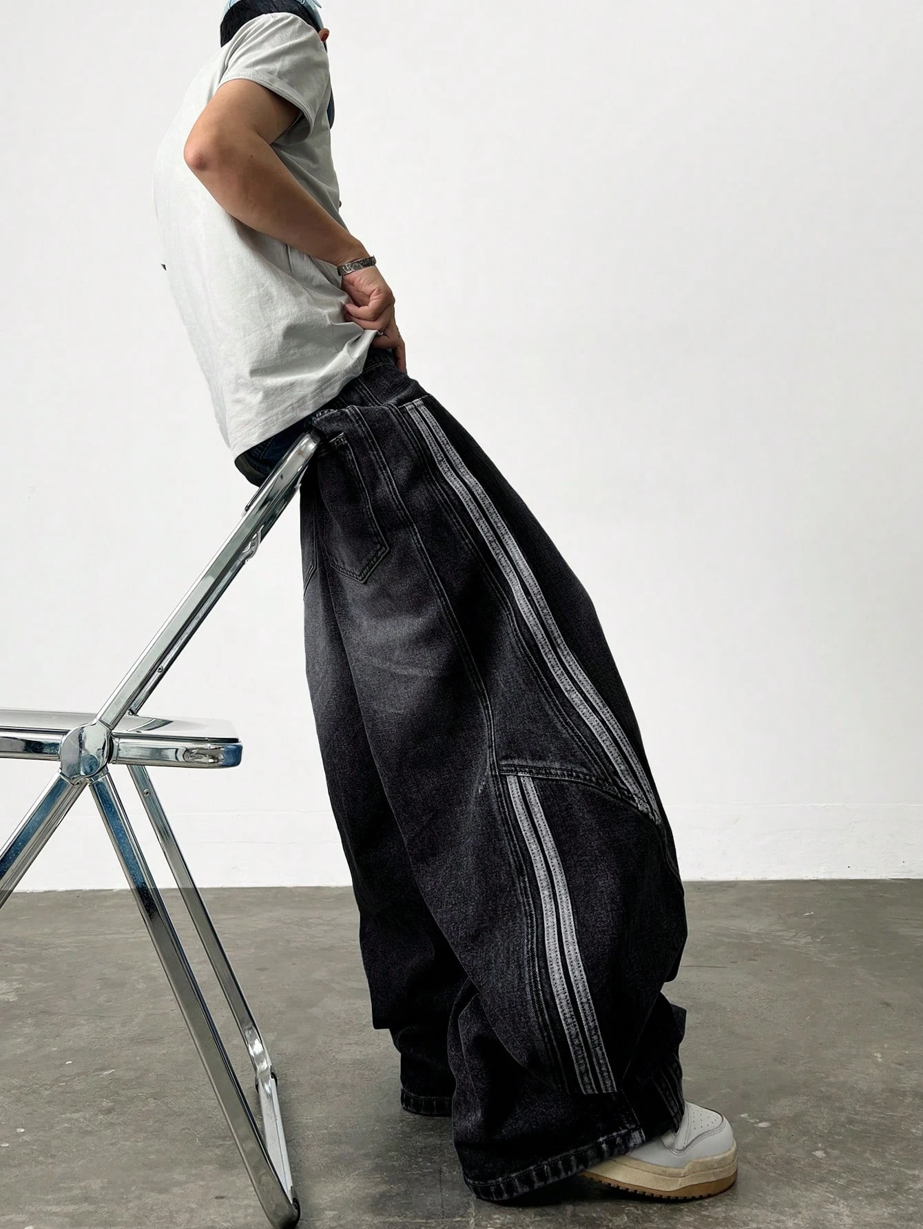 

Unisex Casual Denim Pants Black Striped Side Embellished Distressed Washed Baggy Wide Leg Jeans 2026