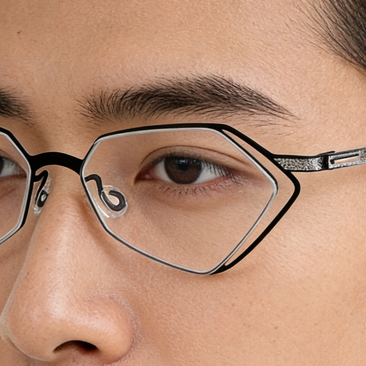 

Оправа для очков 2026: Геометрическая форма «Кошачий глаз», художественный стиль, титановая безвинтовая конструкция, молодежный тренд