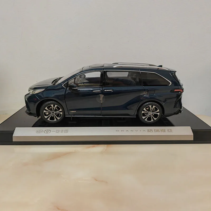 1:18 Scale GRANVIA MPV Alloy Car Model