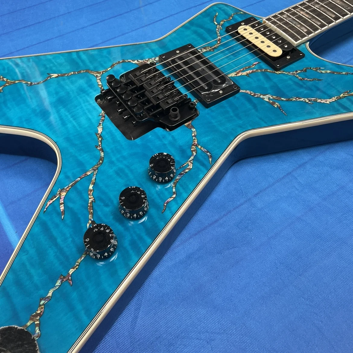 Blue 6-string electric guitar, featuring a through-body abalone lightning-pattern tremolo system guitars, high-quality  guitarra