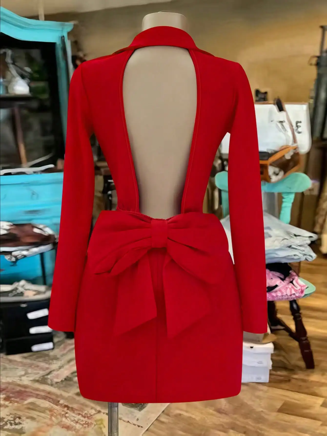 

Красное платье с длинными рукавами, открытой спиной и большим бантом на талии