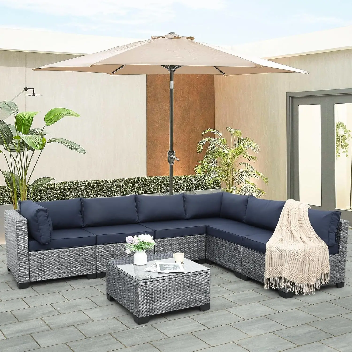 Set di mobili da esterno in vimini PE da 7 pezzi, divano componibile in rattan grigio da patio con cuscini lavabili blu scuro