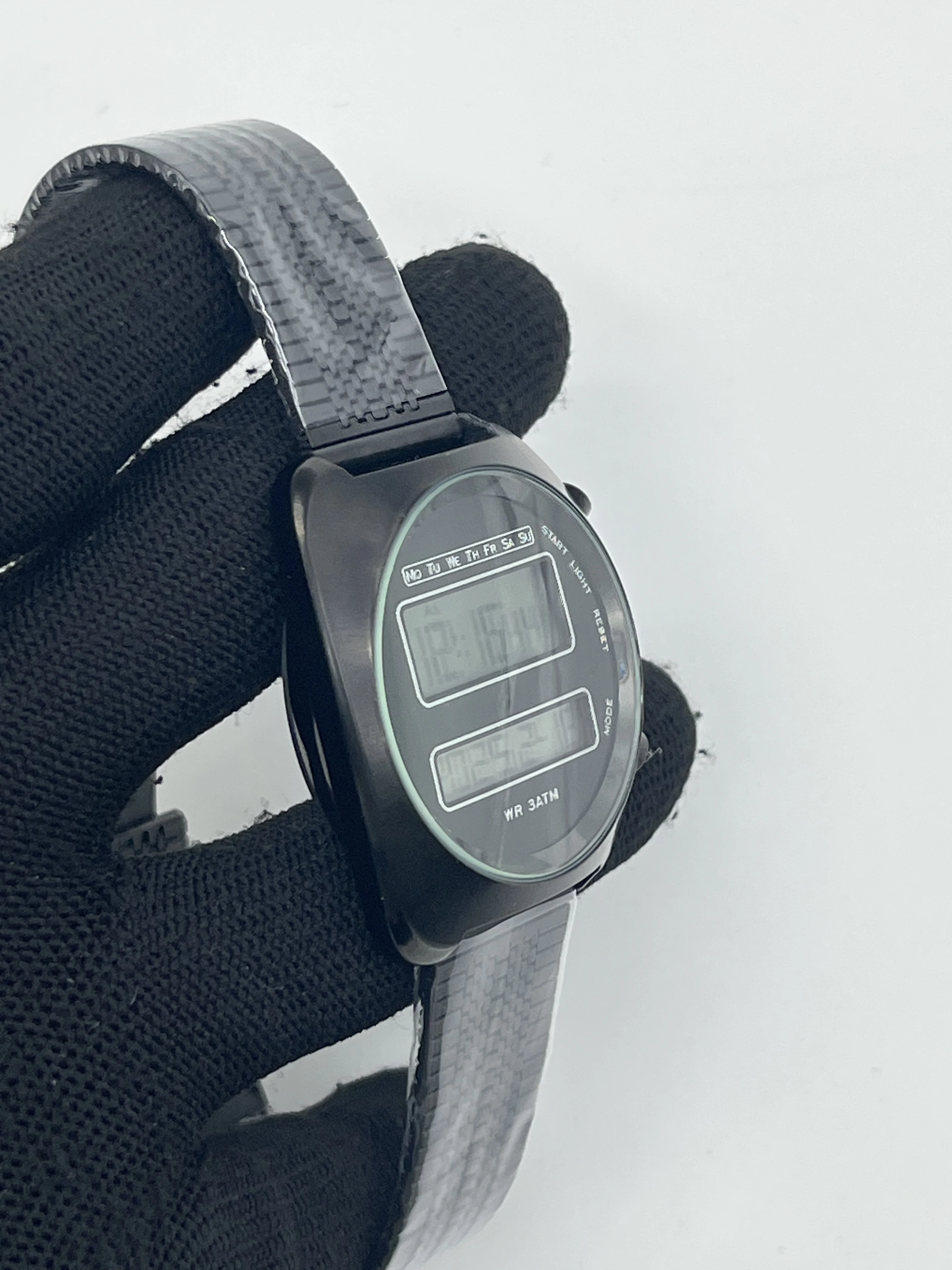 ساعة كلاسيكية بتصميم مستقبلية كرونود ريترو 1970s ساعة عرض إلكترونية مزدوجة LCD هيكل من الفولاذ المقاوم للصدأ