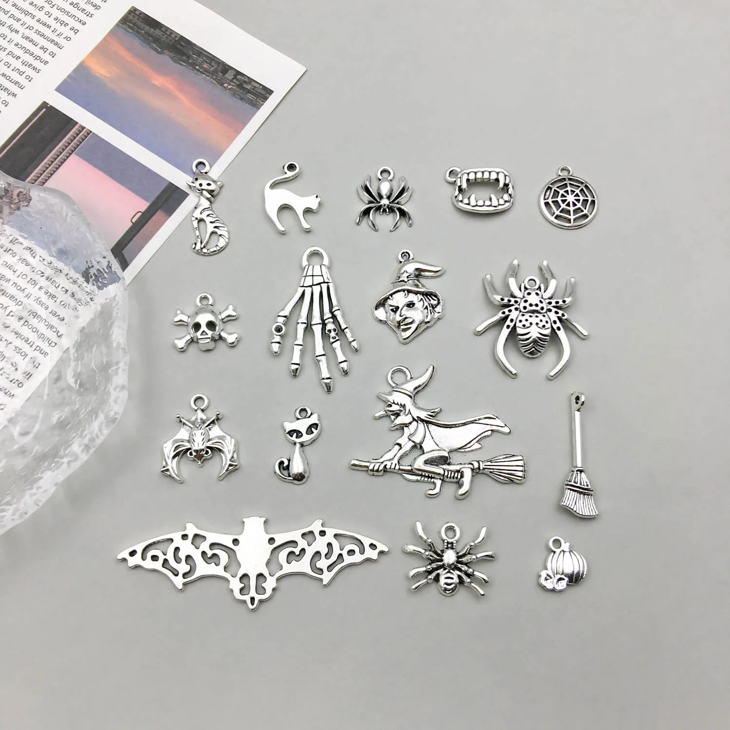 10-teiliges Halloween-Kollektionsset aus antikem Silber-Zinklegierungsanhänger, universelles Accessoire, geeignet für die Herstellung verschiedener DIY-Schmuck