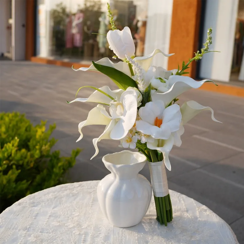 Certificate ceremony feeling, follow-up photos of wedding bridesmaids, wedding bride's bouquet, small fresh decoration simulatio