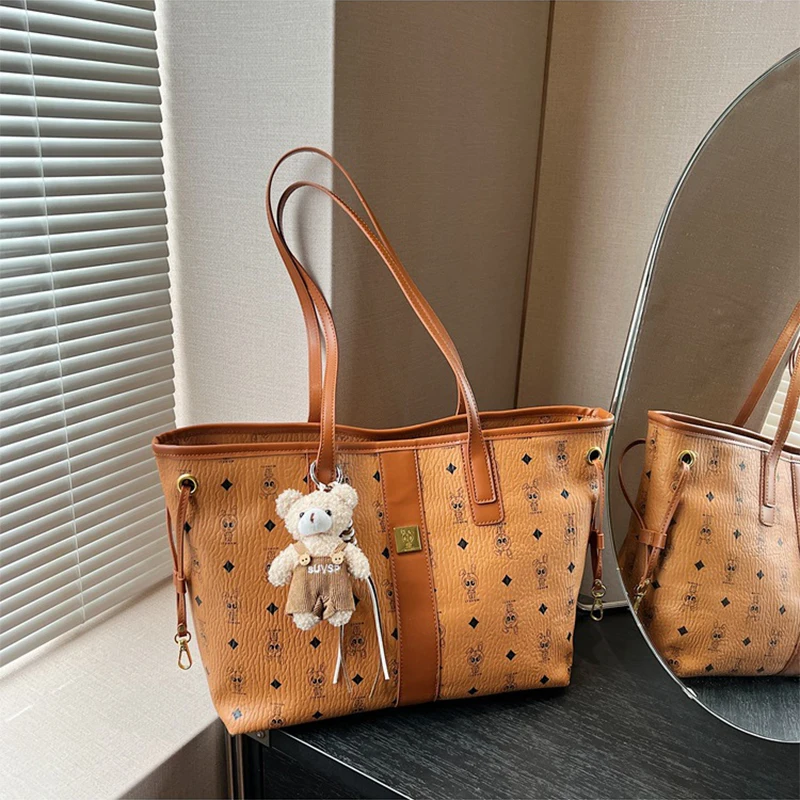 

Luxury Niche Printed Handbag With Doll Pendant Large Capacity Women' Casual Tote Bag Trendy Underarm Handbag Casual Shoulder Bag