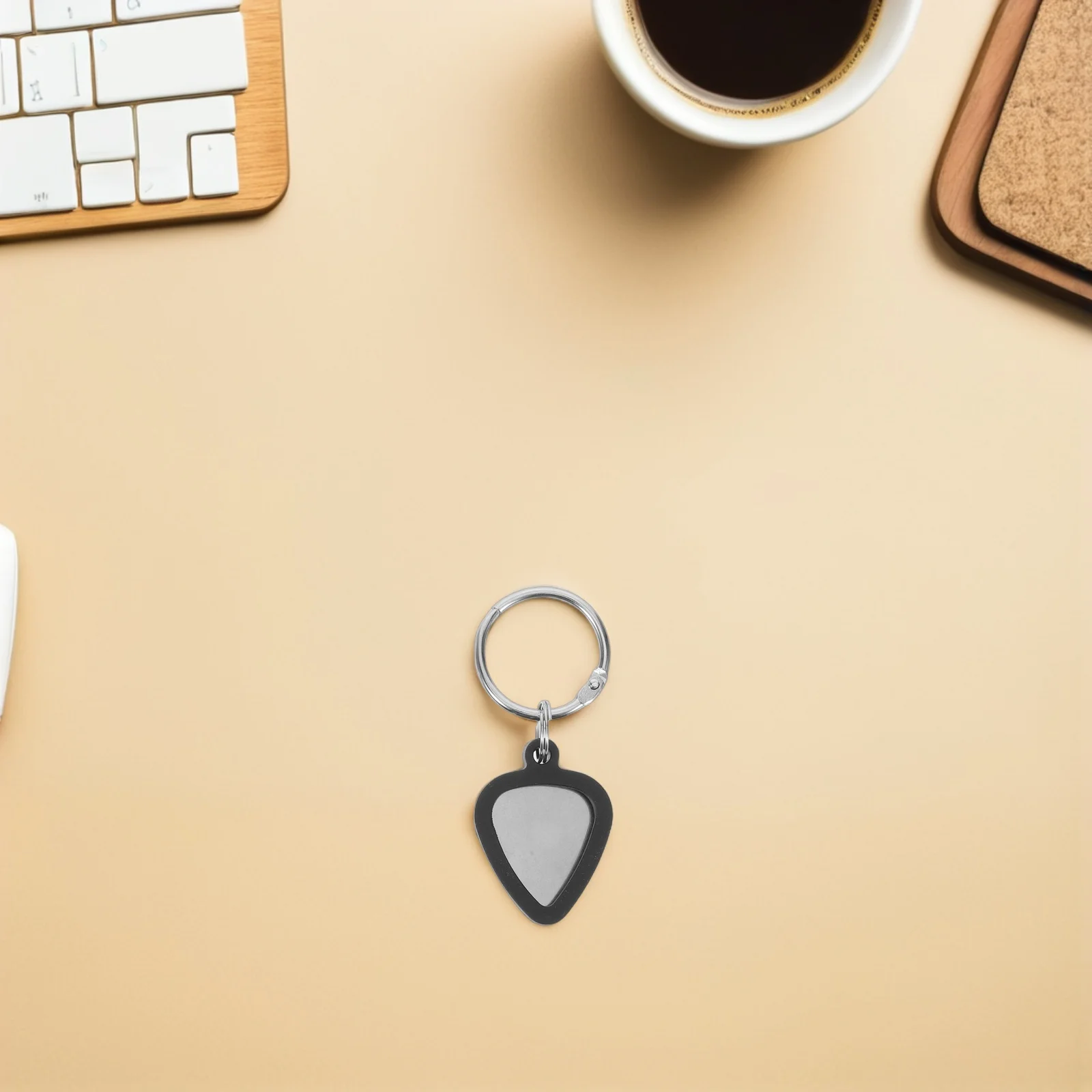 

1 set Silicone Guitar Pick Holder Keychain Clip Case Bag Secure Storage Convenient for Travel Performance Practice