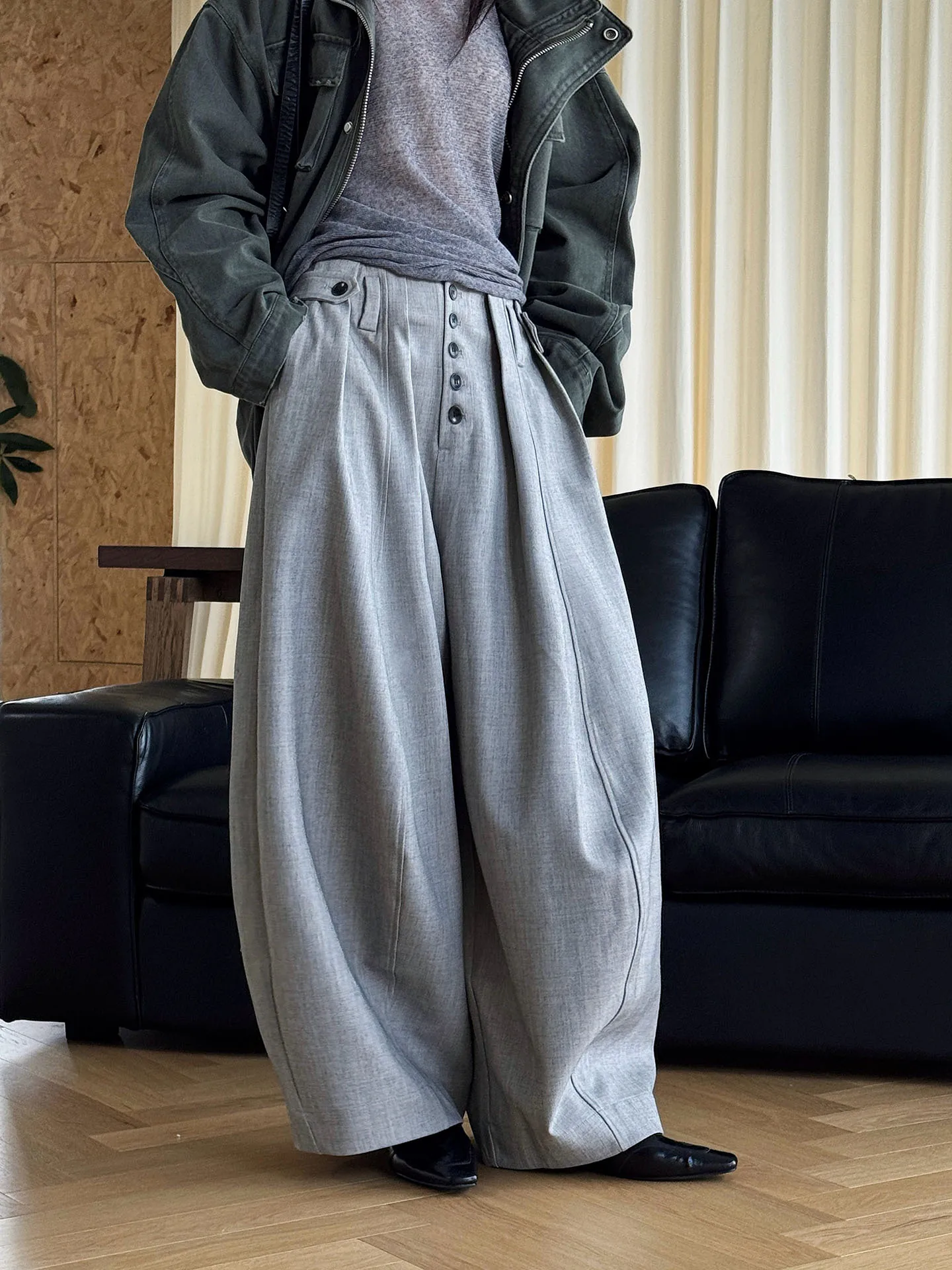 Autumn new fashionable three-dimensional high waisted pleated curved trousers with button design for women