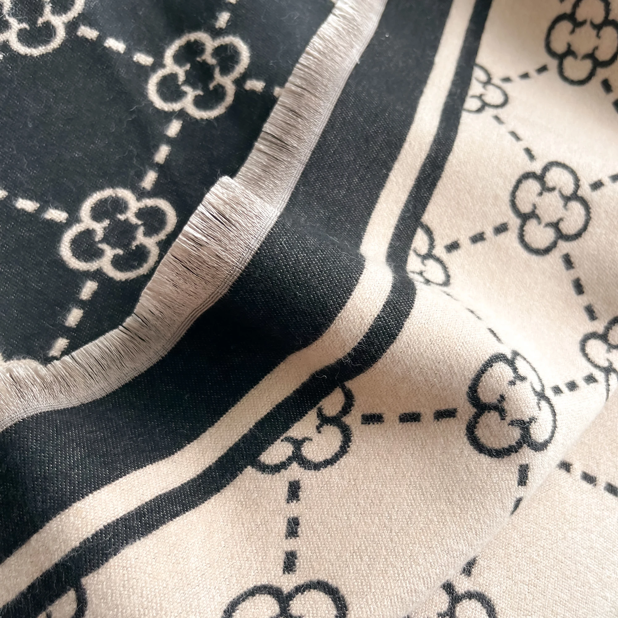 Doppelseitiger vierblättriger Kleeblatt-Quastenschal, reifer Kaschmirimitat, warmer Schal, Herbst-Winter-Büro, kältebeständiger, winddichter Schal – Detail 2