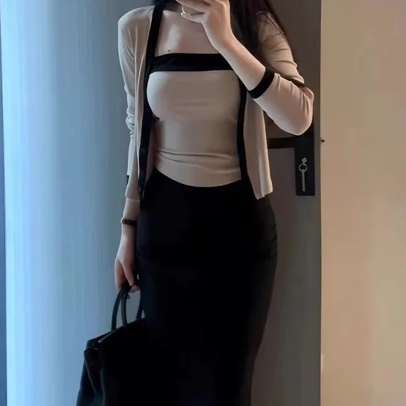 

Комплект из кардигана и топа Slim Fit для женщин: элегантный, контрастный, осенняя новинка