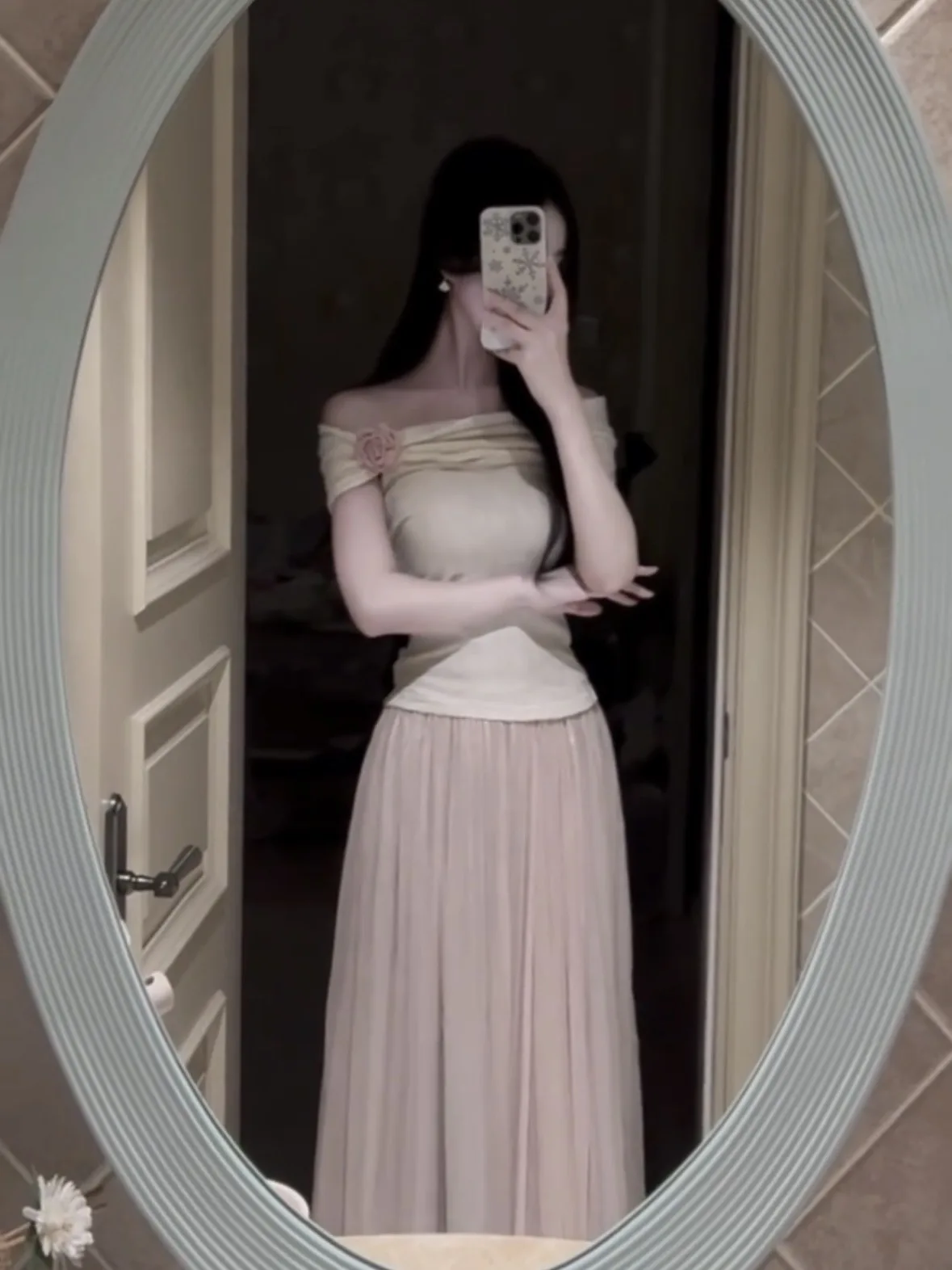 توب نسائي صيفي مثير بتصميم زهور ثلاثية الأبعاد بكتف واحد، قميص قطني ضيق على الطراز الكوري للعمل