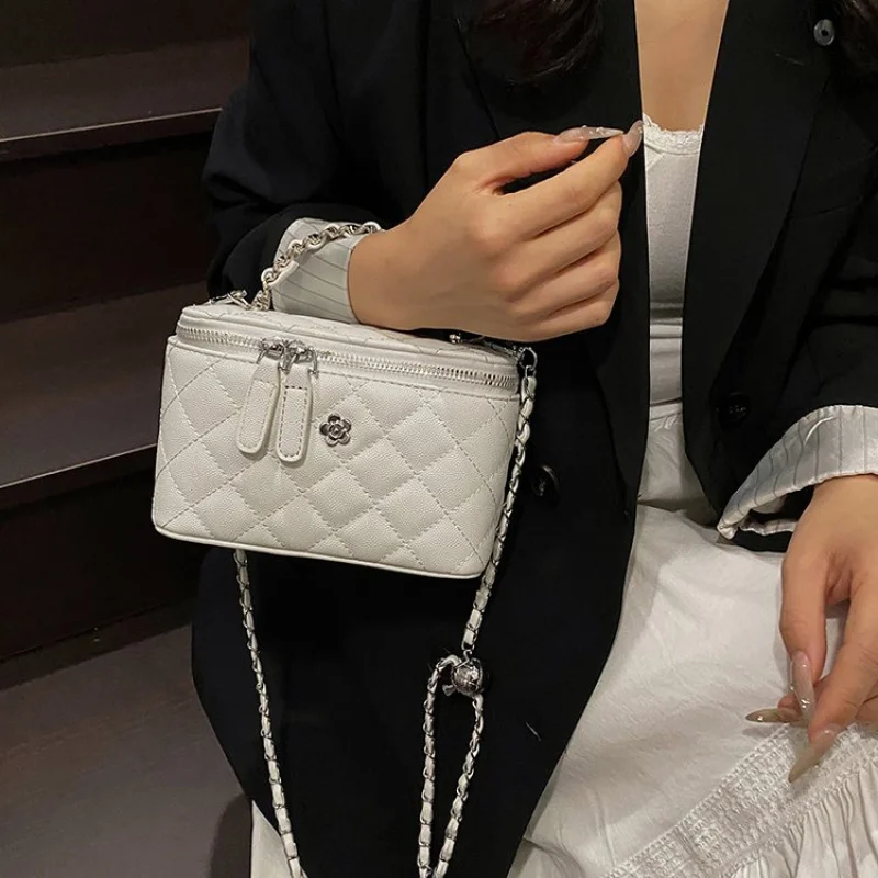 

Fashionable Ladies Messenger Bag Made Of Premium Leather Boasting Paris Style And Casual Vintage Refined Look​