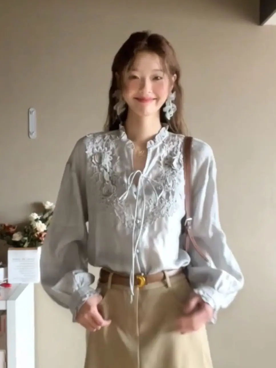 

V-Neck Tie-Detail Loose Feel Base Shirt Women Spring Heavy Embellished Lace Fashionable Small-Batch Embroidered Top