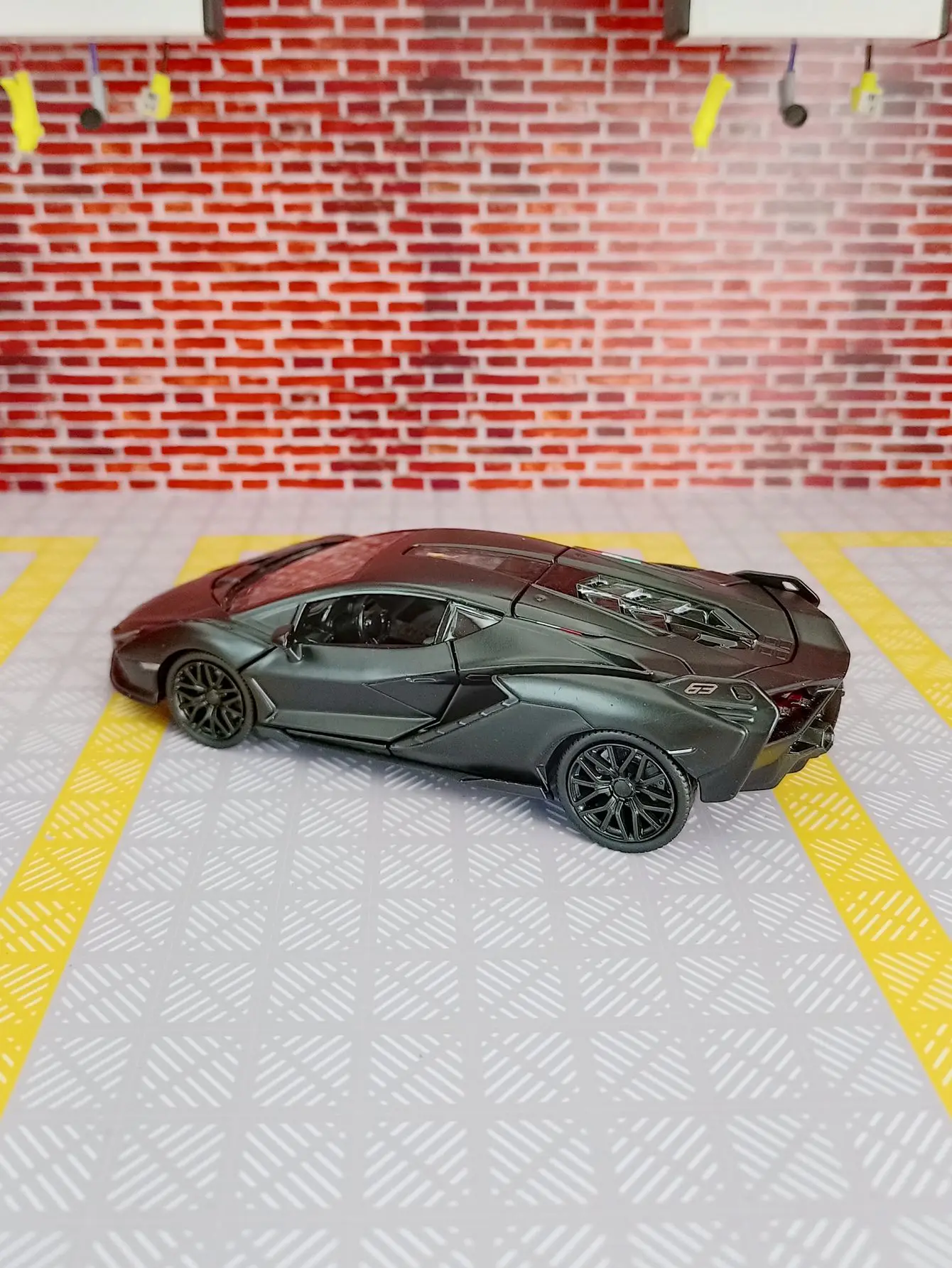 1:32 لامبورغيني سبيكة سوبر سيارة رياضية نموذج باب السيارة يمكن فتح سيارة لعبة للأطفال مع وظائف الصوت والإضاءة المحاكاة