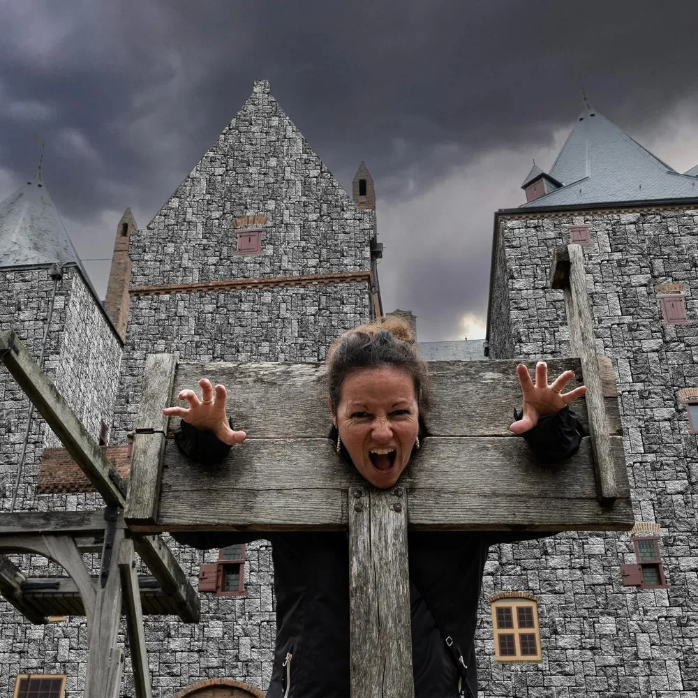 Rolo de toalha de mesa de plástico descartável - 300 pés x 54 polegadas, design de parede de pedra, cenário de piso de tijolo medieval, ideal para eventos e ou