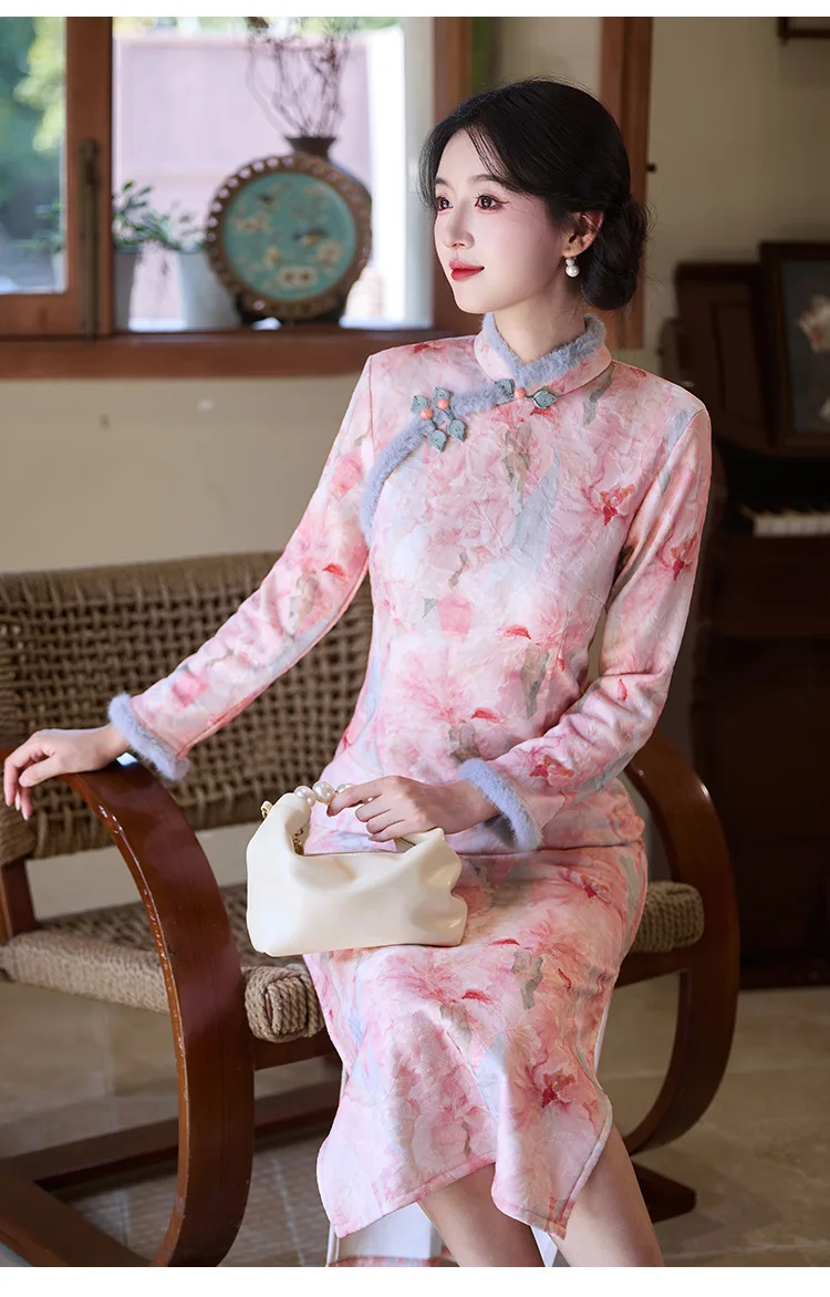 

Розовый бархатный Cheongsam в китайском стиле 2026, новое облегающее утолщенное осенне-зимнее платье